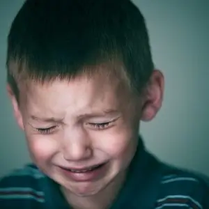 enfant-triste-harcelement-scolaire-maternelle