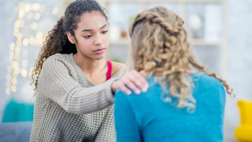 Prévention harcèlement scolaire : une jeune fille apporte son soutien à une autre jeune fille